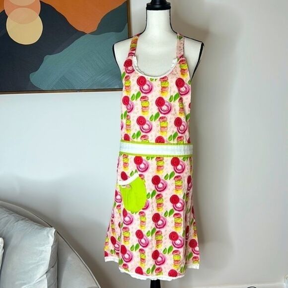 Simply whimsical, pink and green apron with macaroons, one-size-fits-all - Picture 1 of 9